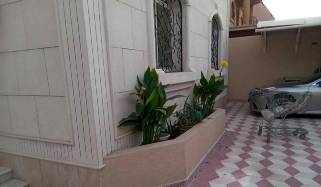 Villa corner planter